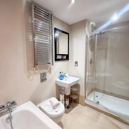 Dock Penthouse By Furnished - Free Parking, Walk To Everything In Leeds, Royal Armouries Apartmán