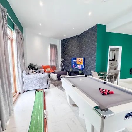 Dock Penthouse By Furnished - Free Parking, Walk To Everything In Leeds, Royal Armouries *