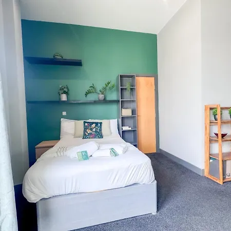 Dock Penthouse By Furnished - Free Parking, Walk To Everything In Leeds, Royal Armouries