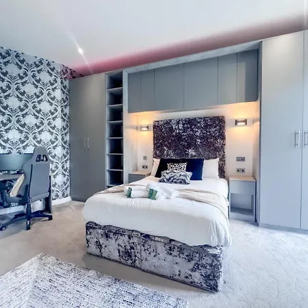 Dock Penthouse By Furnished - Free Parking, Walk To Everything In Leeds, Royal Armouries