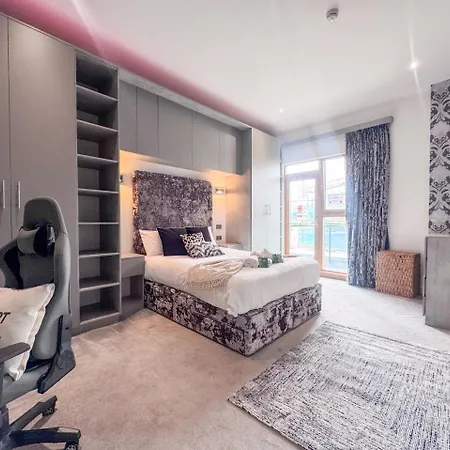 Dock Penthouse By Furnished - Free Parking, Walk To Everything In Leeds, Royal Armouries *