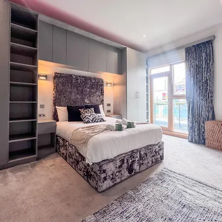 Dock Penthouse By Furnished - Free Parking, Walk To Everything In Leeds, Royal Armouries Leeds (West Yorkshire)