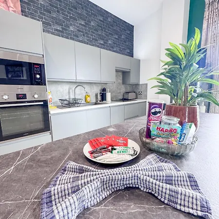 Dock Penthouse By Furnished - Free Parking, Walk To Everything In Leeds, Royal Armouries