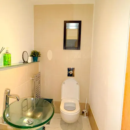 Dock Penthouse By Furnished - Free Parking, Walk To Everything In Leeds, Royal Armouries